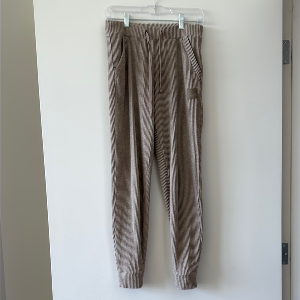 Alo Ribbed Jogger Pants - Picture 3 of 4